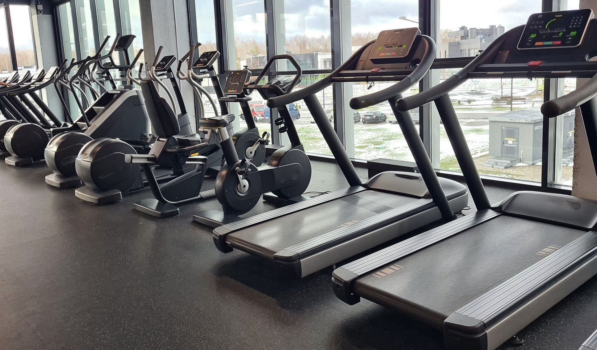 Fitness Center Moderno Com Esteiras E Bicicletas Estacionárias
