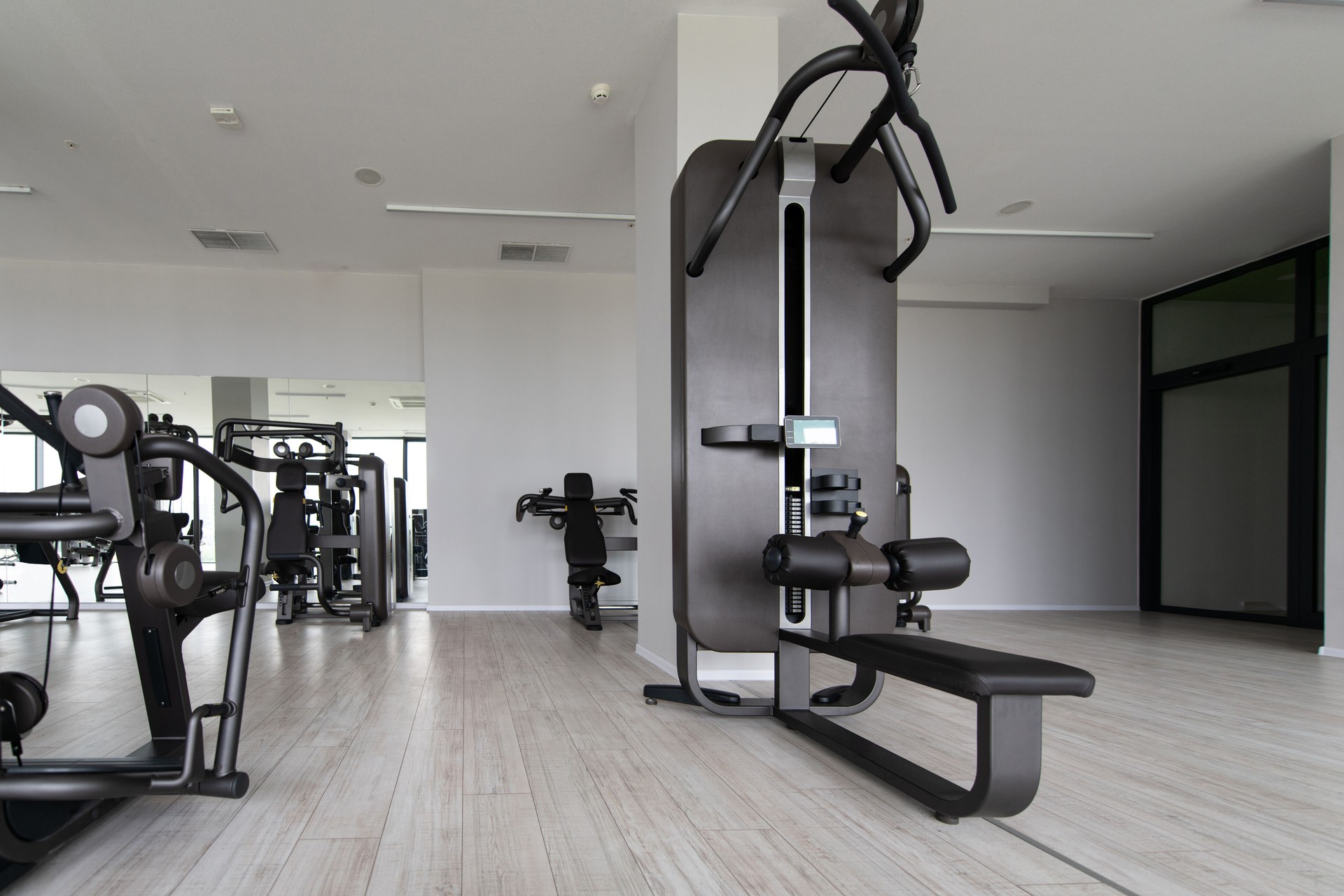 Máquinas de exercícios em uma academia moderna
